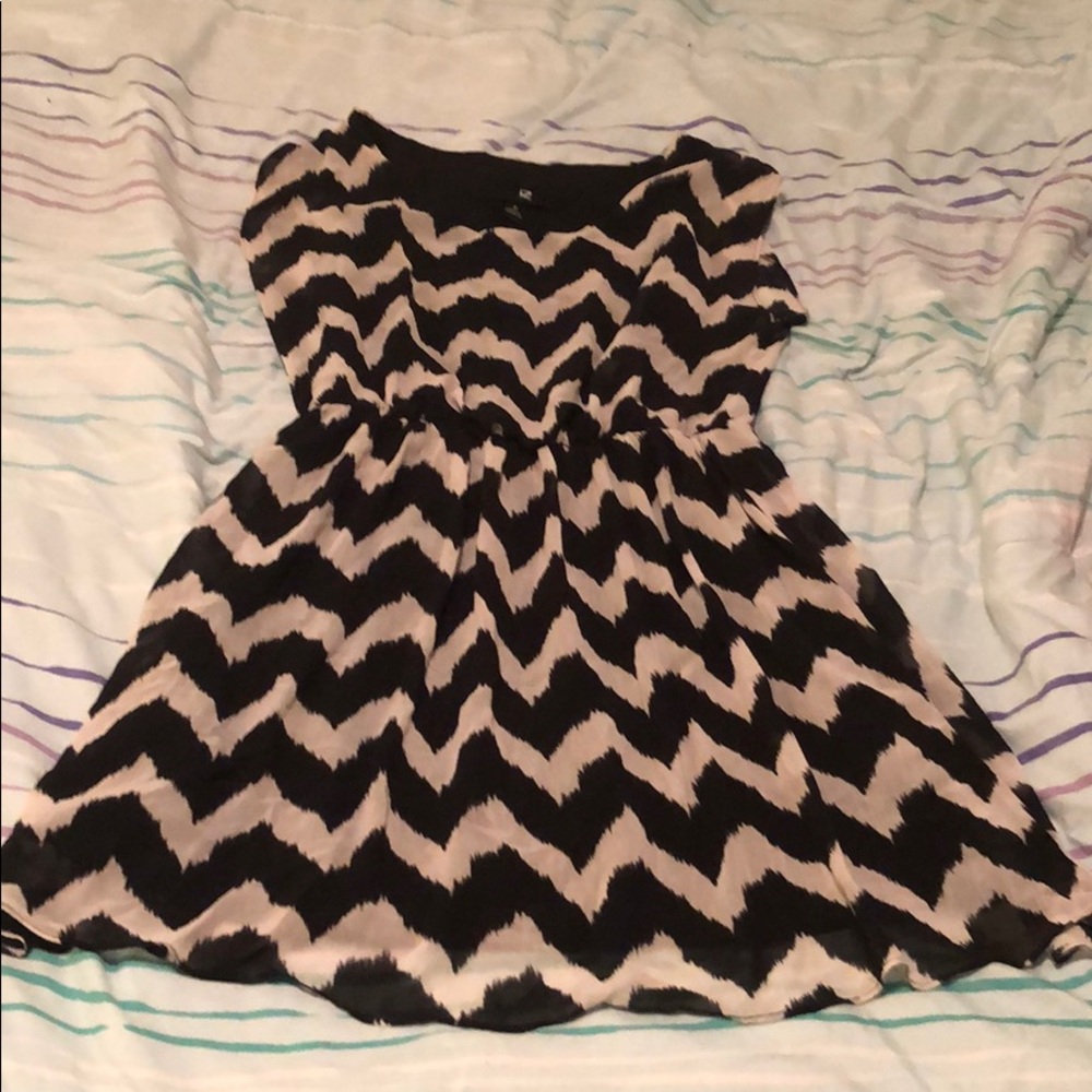 ☀️ Black and White Chevron Dress